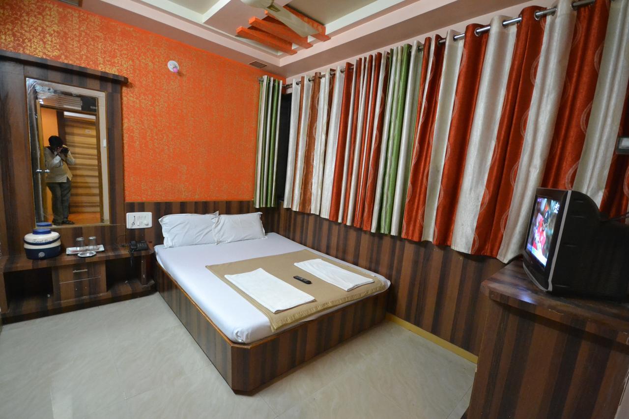 Hotel Sai Hari Prasad シルディ エクステリア 写真